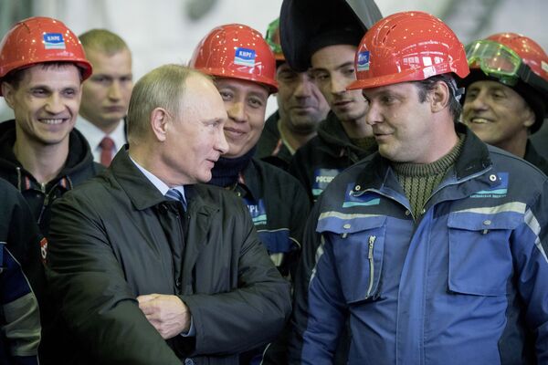 31 de outubro de 2016, o presidente da Rússia, Vladimir Putin, com trabalhadores da Empresa de Construção Naval de Astrakhan - Sputnik Brasil