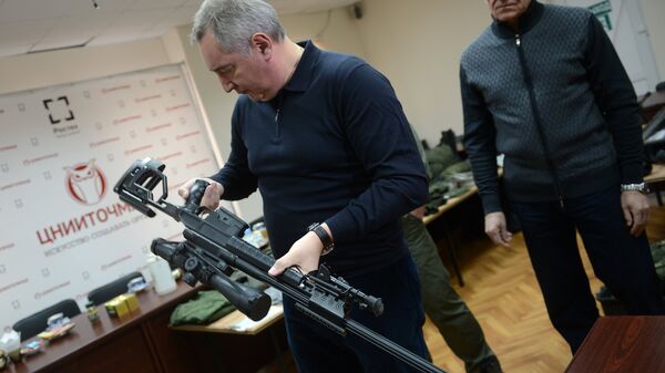 vice-prêmie russo, Dmitry Rogozin, examinando uma nova arma russa (espingarda de atirador furtivo) - Sputnik Brasil