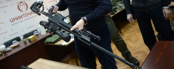 vice-prêmie russo, Dmitry Rogozin, examinando uma nova arma russa (espingarda de atirador furtivo) vice-prêmie russo, Dmitry Rogozin, examinando uma nova arma russa (espingarda de atirador furtivo) - Sputnik Brasil