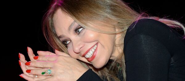 Ornella Muti durante leilão beneficente em Moscou, dezembro de 2014 - Sputnik Brasil