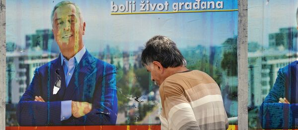 Posteres de campanha do primeiro-ministro de Montenegro, Milo Djukanovic, em Podgorica, 14 de outubro de 2016 - Sputnik Brasil