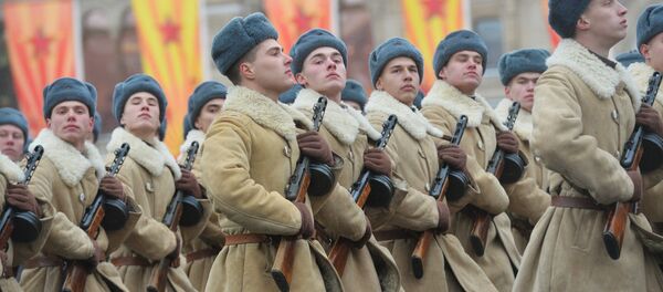 Estudantes de escolas militares participam da marcha solene dedicada ao 75º aniversário da parada militar de 1941 na Praça Vermelha em Moscou, Rússia, 7 de novembto de 2016 - Sputnik Brasil