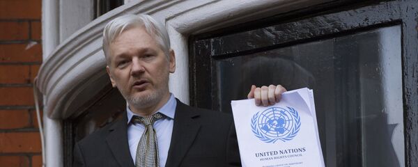 Julian Assange se dirige aos jornalistas e manifestantes na Embaixada do Equador em Londres - Sputnik Brasil