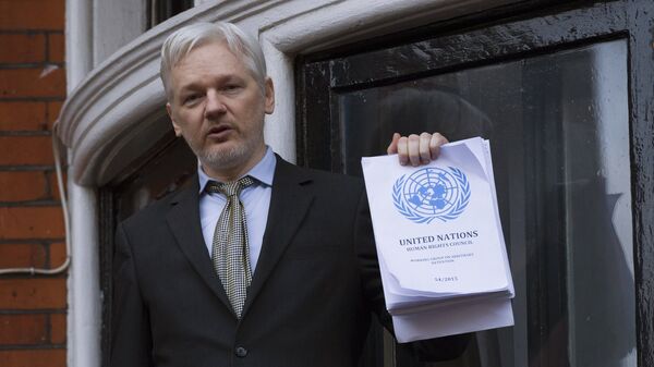 Julian Assange se dirige aos jornalistas e manifestantes na Embaixada do Equador em Londres - Sputnik Brasil