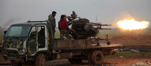 Forças leais ao presidente sírio Bashar Assad disparando contra terroristas do Daesh a sul da cidade de Al-Bab na província de Aleppo na Síria (foto de arquivo) - Sputnik Brasil