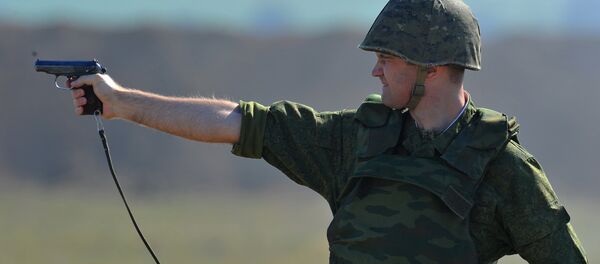 Um soldado participa dos exercícios militares junto com o grupo operacional russo na região de Transnístria - Sputnik Brasil