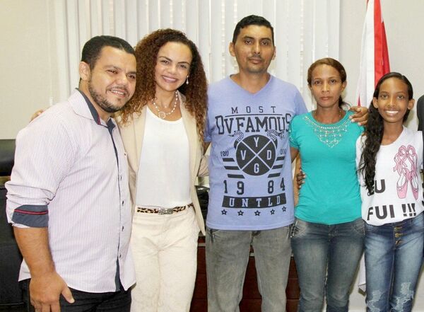 O coordenador do projeto Pro Paz, Luiz Felix; a secretária de Estado de Integração de Políticas Sociais, Izabela Jatene e Ana Clara com os pais O coordenador do projeto Pro Paz, Luiz Felix; a secretária de Estado de Integração de Políticas Sociais, Izabela Jatene e Ana Clara com os pais - Sputnik Brasil