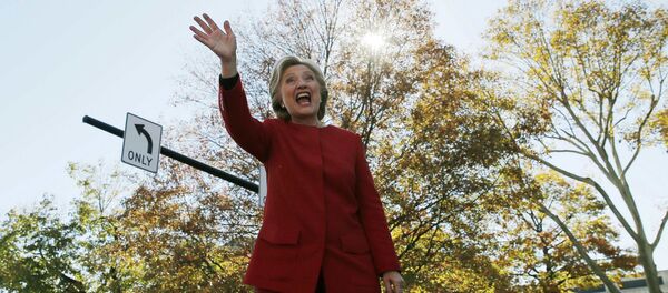 US Democratic presidential nominee Hillary Clinton waves to the crowd at a campaign rally in Pittsburgh, Pennsylvania, US November 7, 2016, the final day of campaigning before the election. US Democratic presidential nominee Hillary Clinton waves to the crowd at a campaign rally in Pittsburgh, Pennsylvania, US November 7, 2016, the final day of campaigning before the election. - Sputnik Brasil