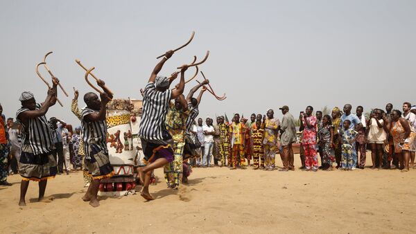 People watch as traditional drummers perform at the annual voodoo festival in Ouidah in Benin, January 10, 2016 - Sputnik Brasil