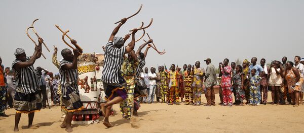 People watch as traditional drummers perform at the annual voodoo festival in Ouidah in Benin, January 10, 2016 - Sputnik Brasil