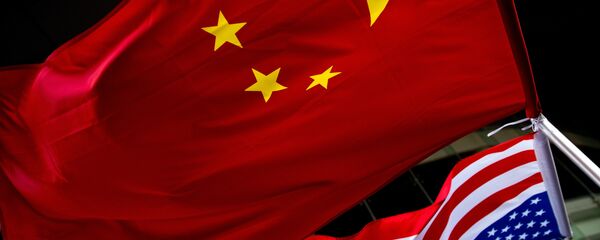 Bandeiras nacionais dos EUA e da China - Sputnik Brasil