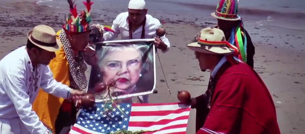 Xamãs peruanos realizam ritual na praia do Pacífico no Peru exibindo foto de Hillary Clinton e bandeira dos EUA - Sputnik Brasil