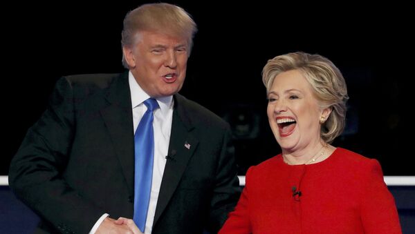 Presidenciável republicano Donald Trump (à esquerda) junto com a presidenciável democrata Hillary Clinton (à direita) - Sputnik Brasil
