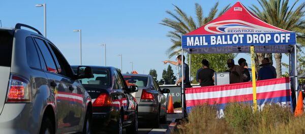 Lines of traffic wait as people vote early at the San Diego County Elections Office in San Diego, California, U.S., November 7, 2016 - Sputnik Brasil