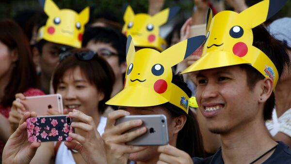 Pessoas vestidas de chapéus de 'Picachu' tiram fotos durante a parada dos fãs de Pokemon Go - Sputnik Brasil