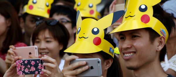 Pessoas vestidas de chapéus de 'Picachu' tiram fotos durante a parada dos fãs de Pokemon Go - Sputnik Brasil