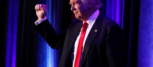 Presidenciável republicano Donald Trump que venceu nas eleições chega à manifestação dos seus apoiantes em Manhattan, Nova York, EUA, 9 de novembro de 2016 - Sputnik Brasil