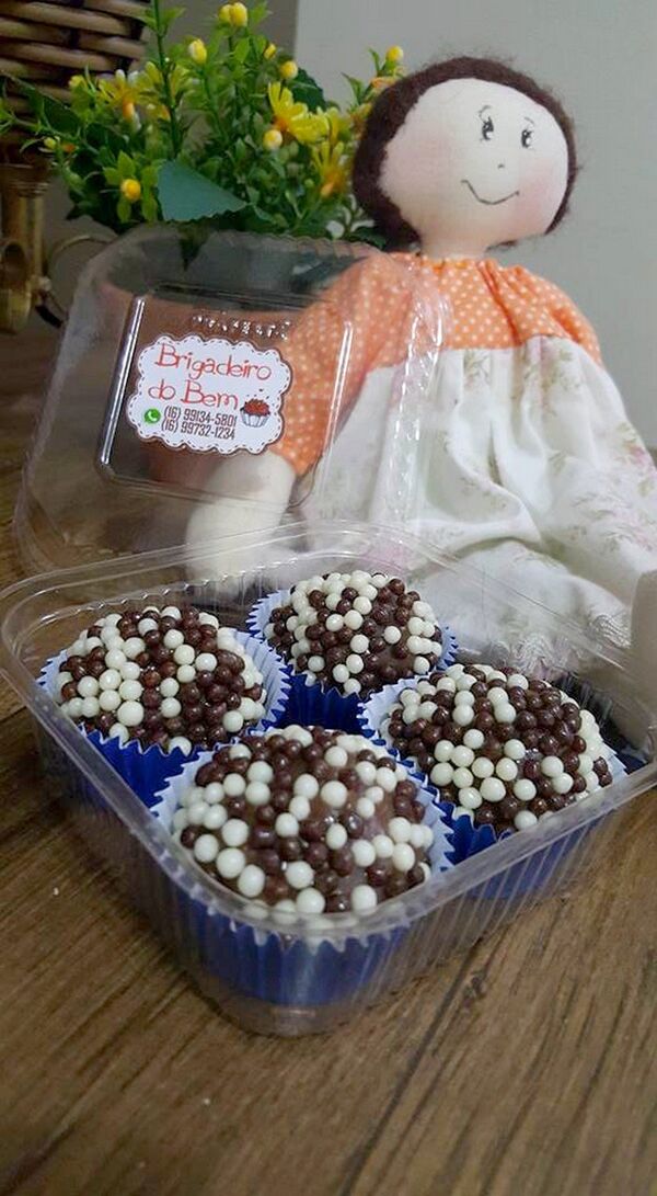 Mãe faz corrente solidária na internet vendendo brigadeiros para tratar filho - Sputnik Brasil