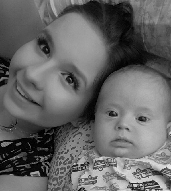 Mãe faz corrente solidária na internet vendendo brigadeiros para tratar filho - Sputnik Brasil