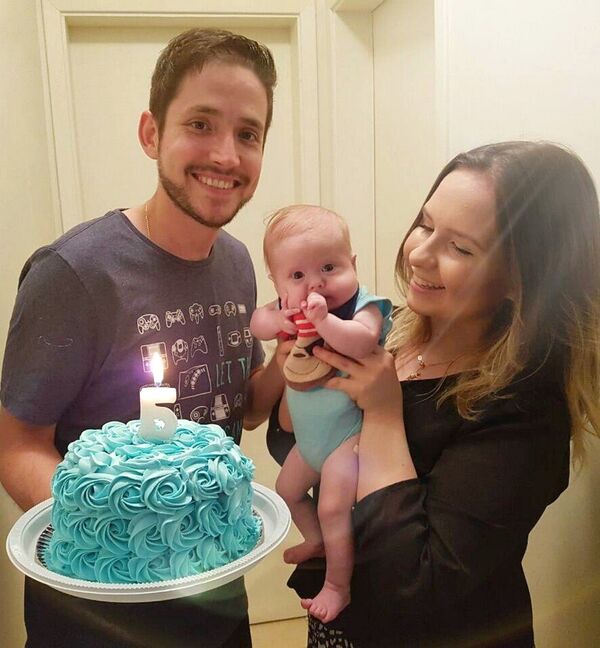 Mãe faz corrente solidária na internet vendendo brigadeiros para tratar filho - Sputnik Brasil