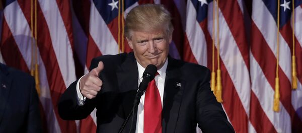 U.S. President-elect Donald Trump greets supporters during his election night rally in Manhattan, New York, U.S., November 9, 2016 - Sputnik Brasil