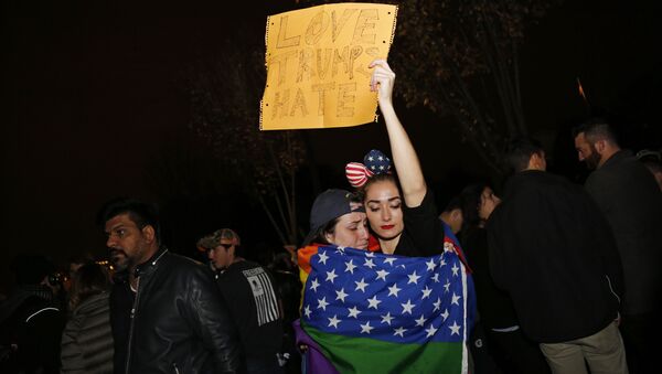 Supporters of Democratic presidential candidate Hillary Clinton react outside the White House early November 9, 2016 in Washington, DC - Sputnik Brasil