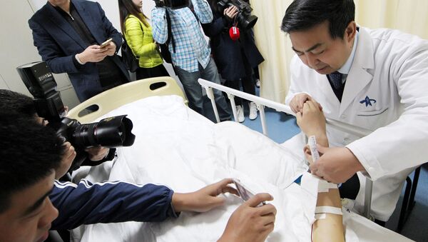 Cirurgião implanta nova orelha no braço de chinês que perdeu o órgão em acidente - Sputnik Brasil