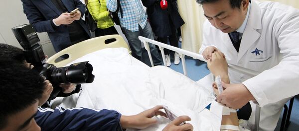 Cirurgião implanta nova orelha no braço de chinês que perdeu o órgão em acidente - Sputnik Brasil