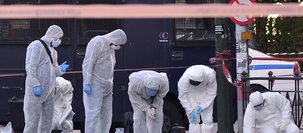 Policiais gregos examinam a entrada para a embaixada francesa em Atenas, Grécia, 10 de novembro de 2016 - Sputnik Brasil