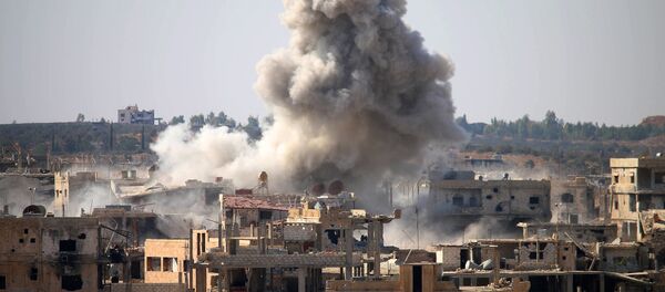 Fumaça liberada em ataque aéreo realizado pelas forças do governo sírio numa região da província de Daraa tomada por rebeldes, sul da Síria - Sputnik Brasil
