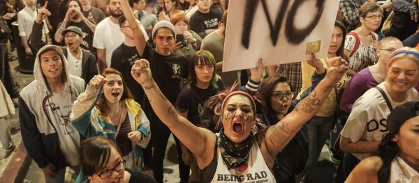Manifestantes durante protestos contra presidente eleito Donald Trump, Los Angeles, Califórnia, EUA, 10 de novembro de 2016 - Sputnik Brasil
