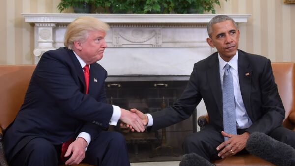 Presidente dos EUA Barack Obama e presidente eleito Donald Trump apertam as mãos durante uma reunião de planejamento de transição no Salão Oval da Casa Branca, 10 de novembro de 2016 - Sputnik Brasil