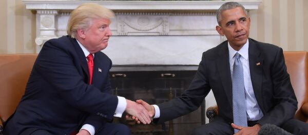 Presidente dos EUA Barack Obama e presidente eleito Donald Trump apertam as mãos durante uma reunião de planejamento de transição no Salão Oval da Casa Branca, 10 de novembro de 2016 Presidente dos EUA Barack Obama e presidente eleito Donald Trump apertam as mãos durante uma reunião de planejamento de transição no Salão Oval da Casa Branca, 10 de novembro de 2016 - Sputnik Brasil