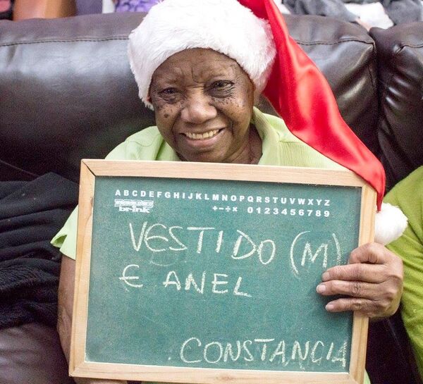 Sorridente, a Constancia pediu um vestido e um anel de Natal - Sputnik Brasil