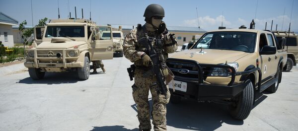 Soldado alemão da coalizão da OTAN está de guarda no centro de treinamento de Mazar-i-Sharif, abril de 2016 - Sputnik Brasil
