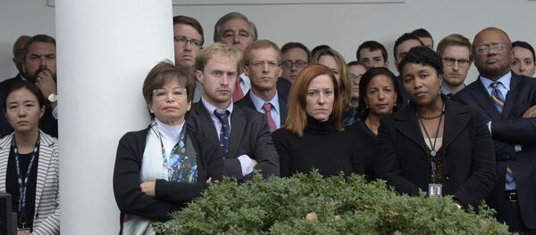 A equipe de Obama assiste o atual presidente discursando no Rose Garden em 8 de novembro, parabenizando Trump pela vitória. - Sputnik Brasil