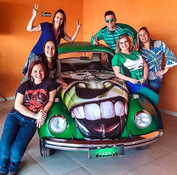 A família e os amigos se divertem com o veículo - Sputnik Brasil