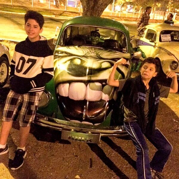 As crianças se divertem com o Fusca Hulk - Sputnik Brasil