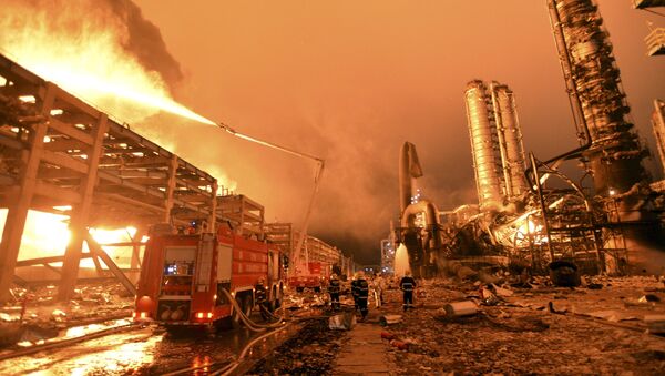 Bombeiros tentam apagar o incêndio em uma usina petroquímica em Zhangzhou, na província de Fujian, China (imagem referencial) - Sputnik Brasil