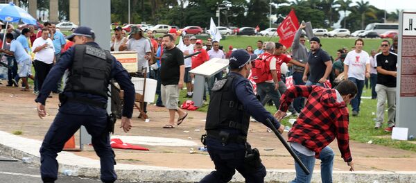 Polícia entra em confronto com integrantes da CUT em Brasília - Sputnik Brasil