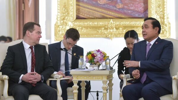 Primeiro-ministro, Dmitry Medvedev e premiê tailandês, Prayuth Chan-ocha - Sputnik Brasil