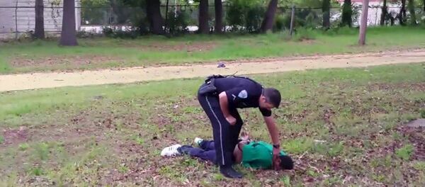 Policial norte-americano acusado de assassinato após publicação de vídeo na mídia - Sputnik Brasil