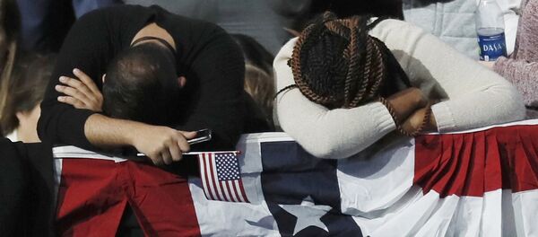 Simpatizantes da candidata democrata Hillary Clinton assistindo o apuramento dos votos, em 8 de novembro de 2016 - Sputnik Brasil