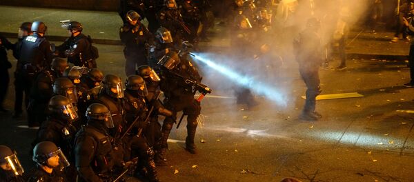 Polícia dispersa multidão em protesto contra a eleição de Donald Trump como presidente dos EUA. Portland, Oregon, 12 de novembro de 2016. - Sputnik Brasil