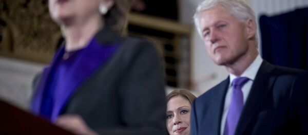 Chelsea, Hillary e Bill Clinton Chelsea, Hillary e Bill Clinton - Sputnik Brasil
