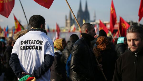 Kurds and Alevites protesters attend a protest rally in Cologne against Turkish Prime minister Recep Tayyip Erdogan - Sputnik Brasil