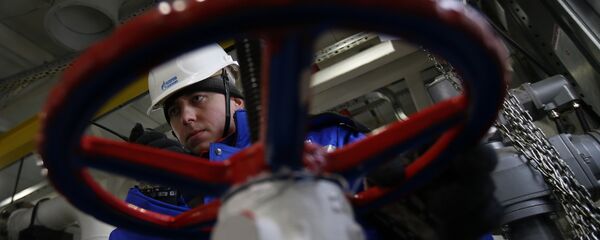 A worker of Russian gas and oil giant Gazprom works on February 18, 2015 in Novoprtovskoye oil and gas condensates oilfield at Cape Kamenny in the Gulf of Ob shore line in the south-east of a peninsular in the Yamalo-Nenets Autonomous District, 250 km north of the town of Nadym, northern Russia - Sputnik Brasil