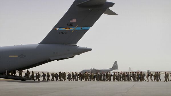 Esta foto de 14 de julho de 2011 mostra soldados norte-americanos entrando em um avião militar na base militar de Bagram para abandonar o Afeganistão - Sputnik Brasil