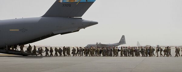 Esta foto de 14 de julho de 2011 mostra soldados norte-americanos entrando em um avião militar na base militar de Bagram para abandonar o Afeganistão - Sputnik Brasil