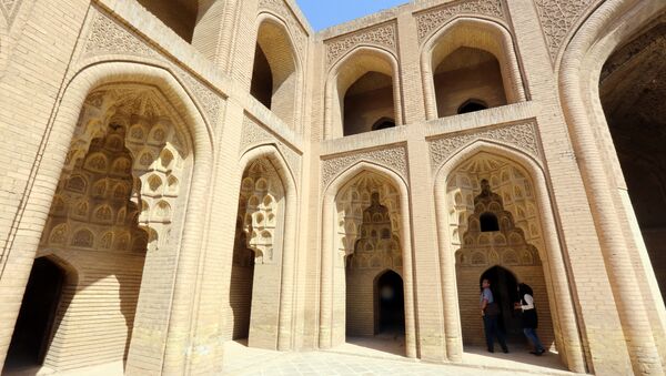 A imagem tomada em 12 de março de 2016 mostra visitantes no palácio de Qasr al-Abbasi no bairro de al-Maiden de Bagdá durante uma cerimônia que marca um ano após a destruição feita pelo grupo terrorista Daesh no local arqueológico de Nimrud - Sputnik Brasil